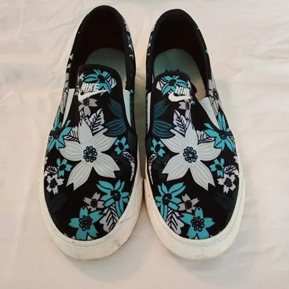 Nike Slip On Sneaker - Picture 1 of 3